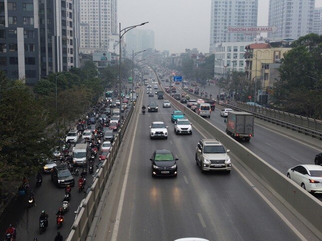 Nhiều tài xế xe máy bị trừ điểm GPLX vì đi vào đường Vành đai 2 trên cao