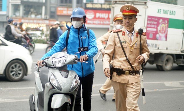 Nhiều tài xế xe máy bị trừ điểm GPLX vì đi vào đường Vành đai 2 trên cao