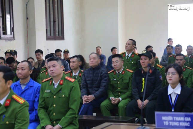 Ông Lê Thanh Vân khai do doanh nghiệp 'dúi phong bì', không đòi hỏi