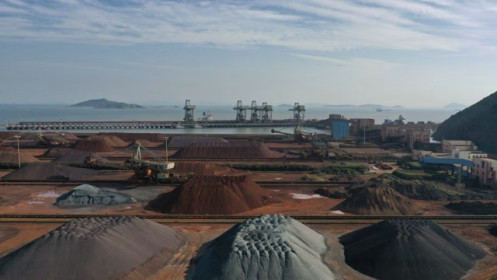 Trung Quốc ồ ạt nhập quặng sắt, vì sao?