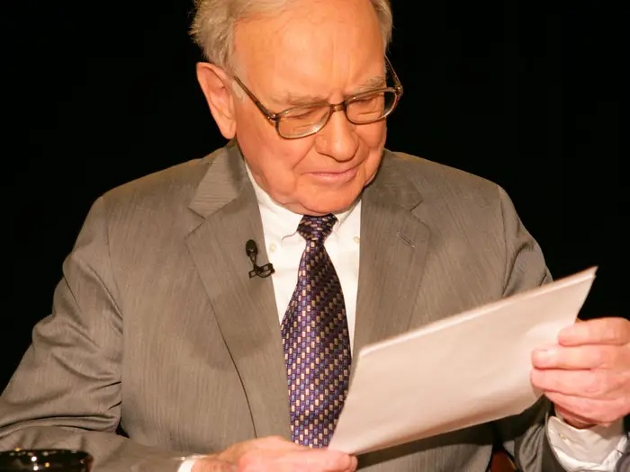 Huyền thoại đầu tư Warren Buffett bán cổ phiếu, tích lũy 300 tỷ USD tiền mặt và "chuẩn bị cho cái chết"