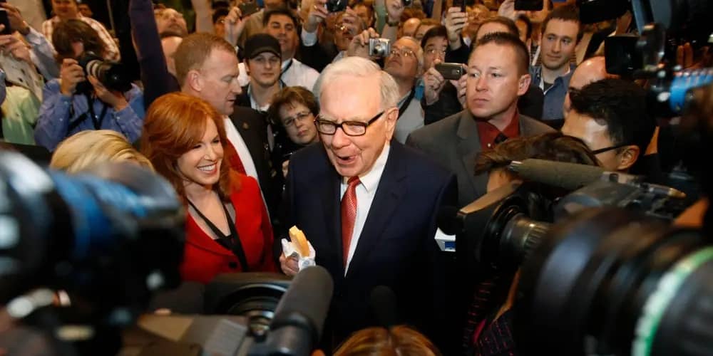 Huyền thoại đầu tư Warren Buffett bán cổ phiếu, tích lũy 300 tỷ USD tiền mặt và "chuẩn bị cho cái chết"