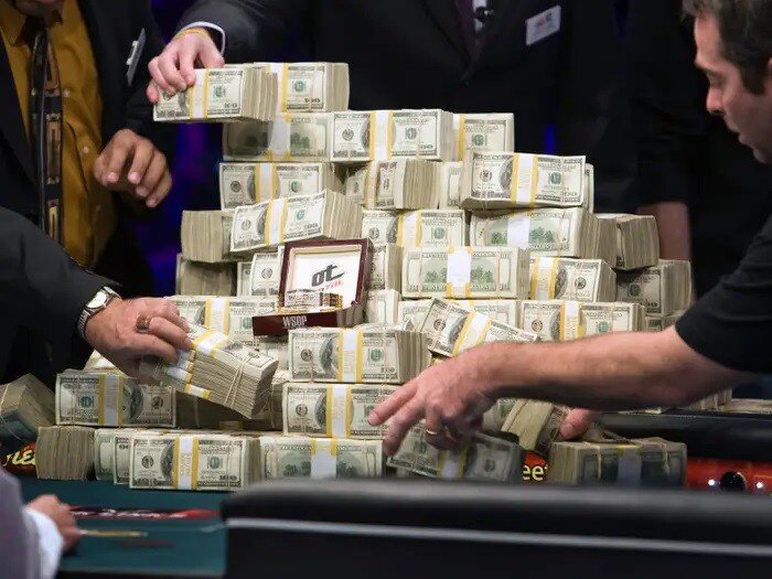 Huyền thoại đầu tư Warren Buffett bán cổ phiếu, tích lũy 300 tỷ USD tiền mặt và "chuẩn bị cho cái chết"