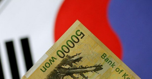 Tiền chảy ra nước ngoài, bán tháo cổ phiếu rầm rộ khi Tổng thống Hàn Quốc bị bắt