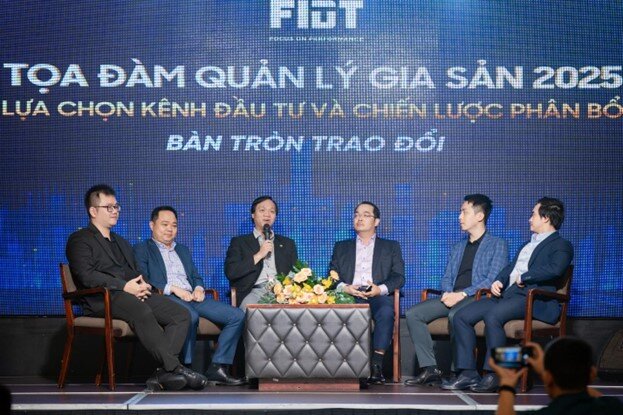 Theo dấu dòng tiền thông minh: Ưu tiên chứng khoán hay bất động sản?