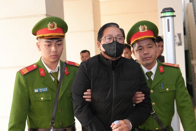 Hình ảnh đại gia Nguyễn Cao Trí và cựu lãnh đạo tỉnh Lâm Đồng hầu tòa