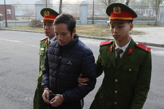 Hình ảnh cựu lãnh đạo UBND tỉnh Bình Thuận cùng đồng phạm hầu tòa vì gây thiệt hại 308 tỷ đồng