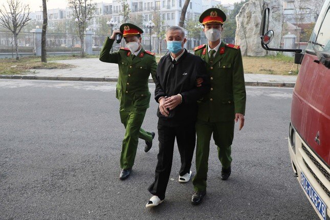 Hình ảnh cựu lãnh đạo UBND tỉnh Bình Thuận cùng đồng phạm hầu tòa vì gây thiệt hại 308 tỷ đồng