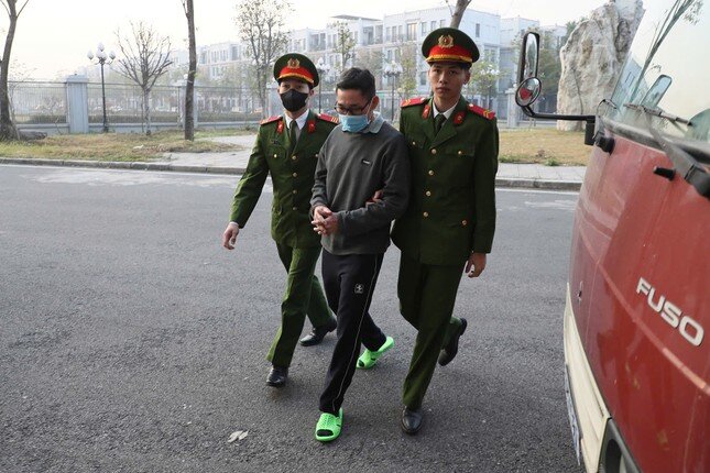 Hình ảnh cựu lãnh đạo UBND tỉnh Bình Thuận cùng đồng phạm hầu tòa vì gây thiệt hại 308 tỷ đồng