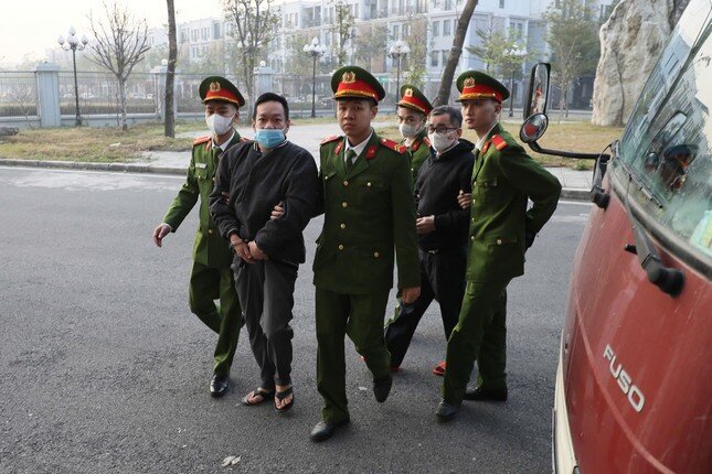 Hình ảnh cựu lãnh đạo UBND tỉnh Bình Thuận cùng đồng phạm hầu tòa vì gây thiệt hại 308 tỷ đồng