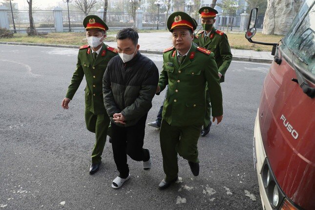 Hình ảnh cựu lãnh đạo UBND tỉnh Bình Thuận cùng đồng phạm hầu tòa vì gây thiệt hại 308 tỷ đồng