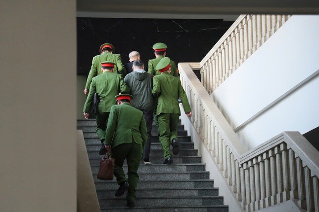 Hình ảnh cựu lãnh đạo UBND tỉnh Bình Thuận cùng đồng phạm hầu tòa vì gây thiệt hại 308 tỷ đồng