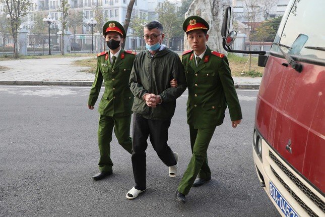 Hình ảnh cựu lãnh đạo UBND tỉnh Bình Thuận cùng đồng phạm hầu tòa vì gây thiệt hại 308 tỷ đồng