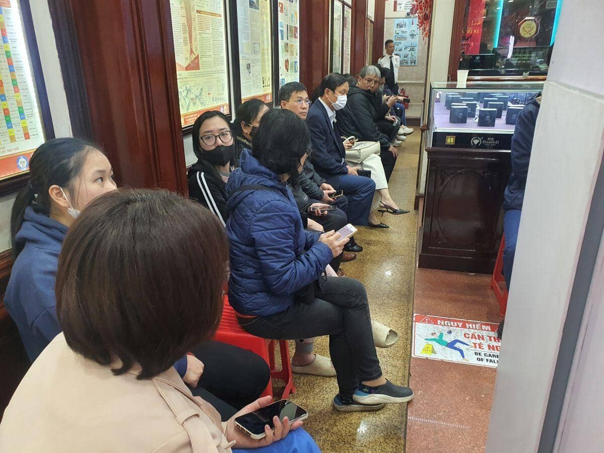 Giá vàng tăng mạnh, người dân đổ xô đi giao dịch, mua vào hay bán ra?