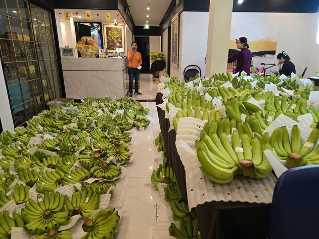 Chợ Tết ngày 26 tháng Chạp: Gần triệu đồng một nải chuối xanh, khách vẫn xuống tiền