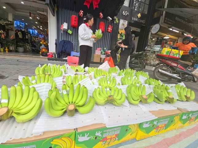 Chợ Tết ngày 26 tháng Chạp: Gần triệu đồng một nải chuối xanh, khách vẫn xuống tiền