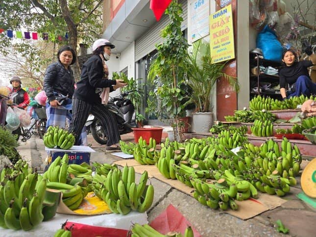 Chợ Tết ngày 26 tháng Chạp: Gần triệu đồng một nải chuối xanh, khách vẫn xuống tiền