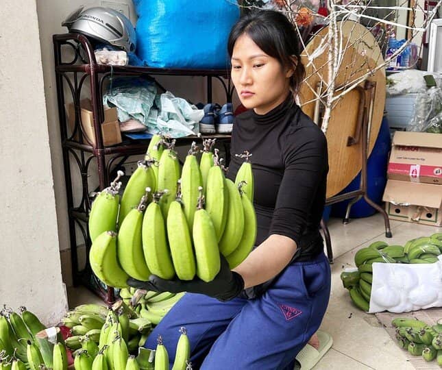 Chợ Tết ngày 26 tháng Chạp: Gần triệu đồng một nải chuối xanh, khách vẫn xuống tiền