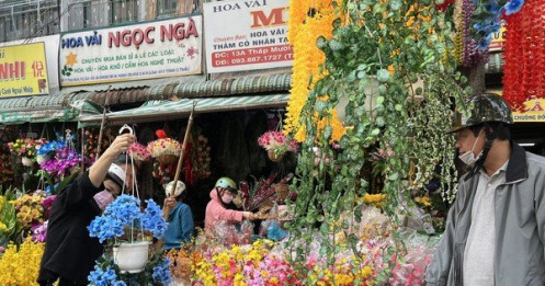 Hoa trái 'bất tử' đắt hàng ngày Tết