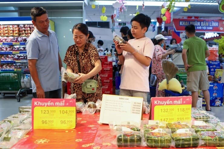 Siêu thị đông 'ná thở', khách đi nhiều lần chưa mua đủ hàng Tết