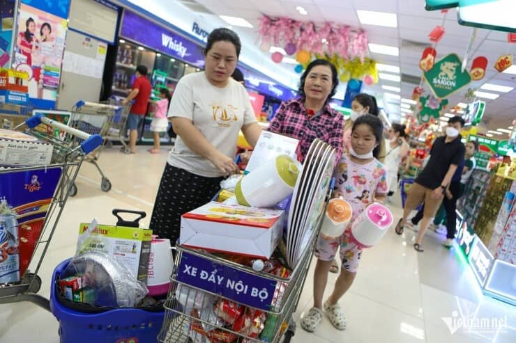 Siêu thị đông 'ná thở', khách đi nhiều lần chưa mua đủ hàng Tết