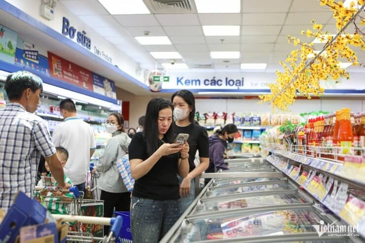 Siêu thị đông 'ná thở', khách đi nhiều lần chưa mua đủ hàng Tết