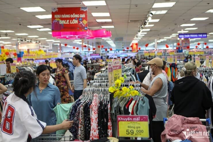 Siêu thị đông 'ná thở', khách đi nhiều lần chưa mua đủ hàng Tết