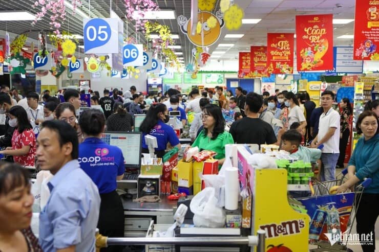 Siêu thị đông 'ná thở', khách đi nhiều lần chưa mua đủ hàng Tết