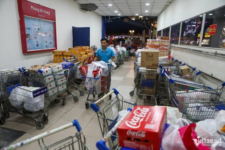 Siêu thị đông 'ná thở', khách đi nhiều lần chưa mua đủ hàng Tết
