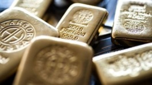 Vàng thế giới giảm hơn 1% trước làn sóng bán tháo trên thị trường