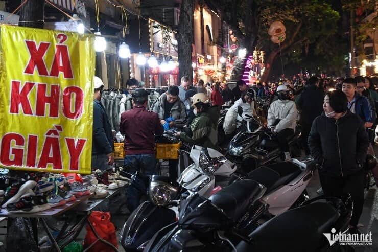 ''Đại hội săn sale'' Tết trên phố cổ đến nửa đêm vẫn tấp nập