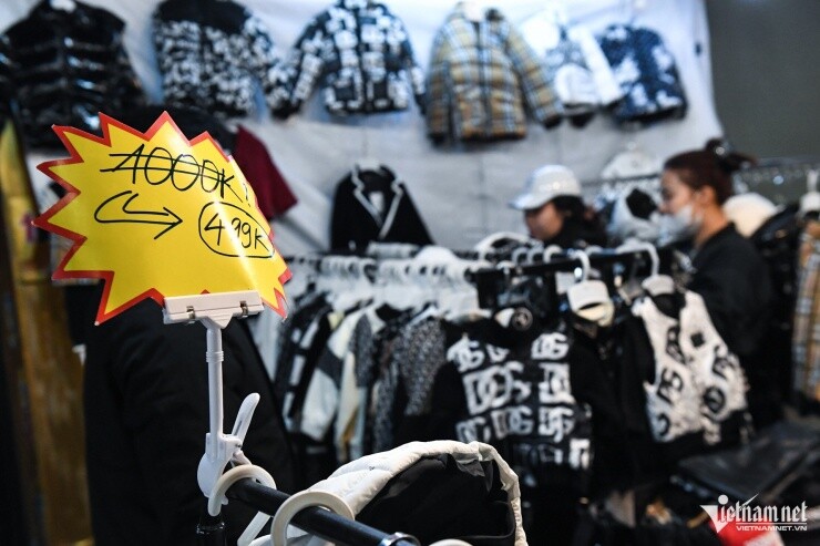 ''Đại hội săn sale'' Tết trên phố cổ đến nửa đêm vẫn tấp nập