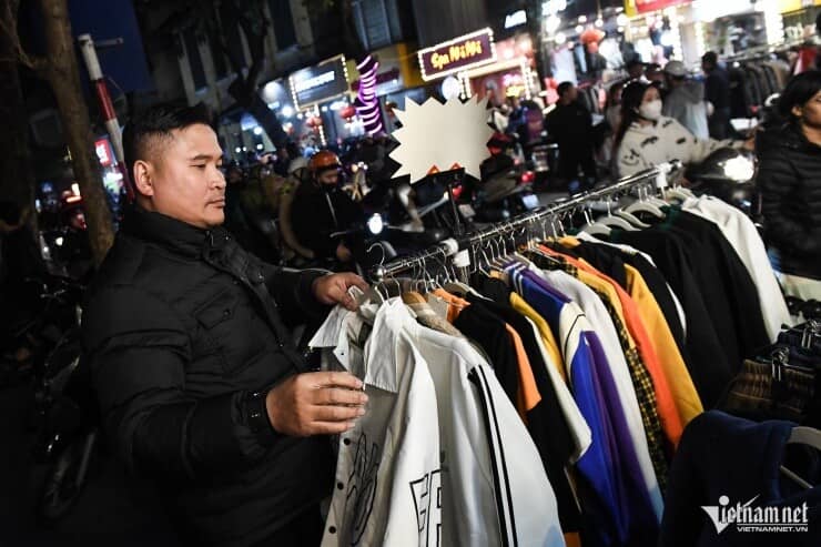 ''Đại hội săn sale'' Tết trên phố cổ đến nửa đêm vẫn tấp nập