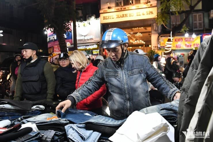 ''Đại hội săn sale'' Tết trên phố cổ đến nửa đêm vẫn tấp nập