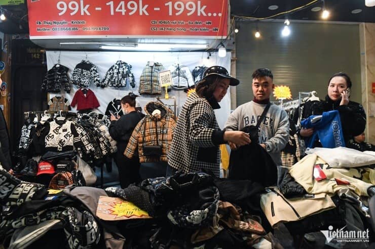 ''Đại hội săn sale'' Tết trên phố cổ đến nửa đêm vẫn tấp nập