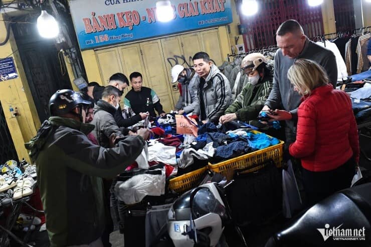 ''Đại hội săn sale'' Tết trên phố cổ đến nửa đêm vẫn tấp nập