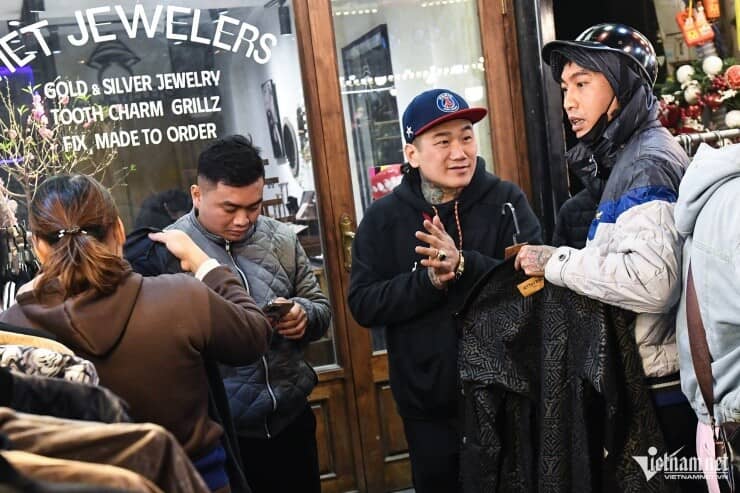 ''Đại hội săn sale'' Tết trên phố cổ đến nửa đêm vẫn tấp nập