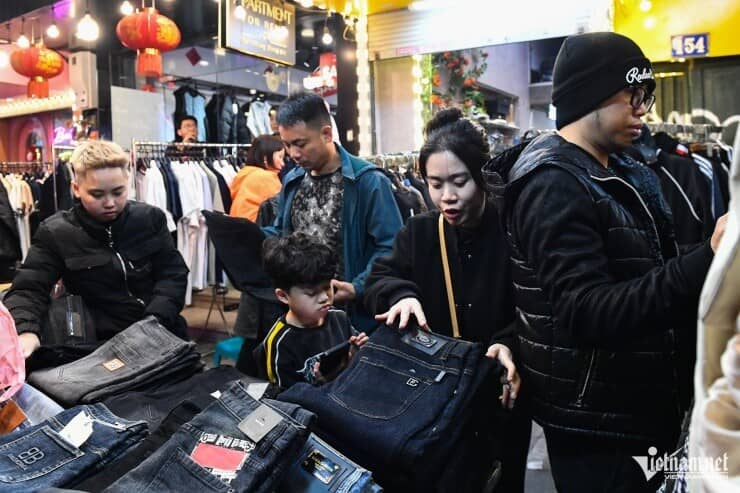 ''Đại hội săn sale'' Tết trên phố cổ đến nửa đêm vẫn tấp nập