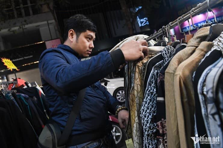 ''Đại hội săn sale'' Tết trên phố cổ đến nửa đêm vẫn tấp nập