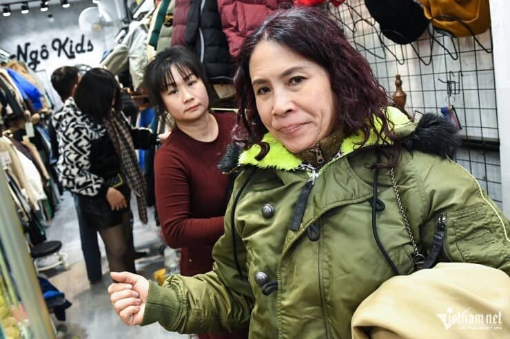 ''Đại hội săn sale'' Tết trên phố cổ đến nửa đêm vẫn tấp nập