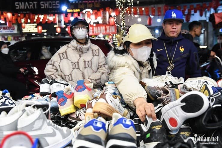 ''Đại hội săn sale'' Tết trên phố cổ đến nửa đêm vẫn tấp nập