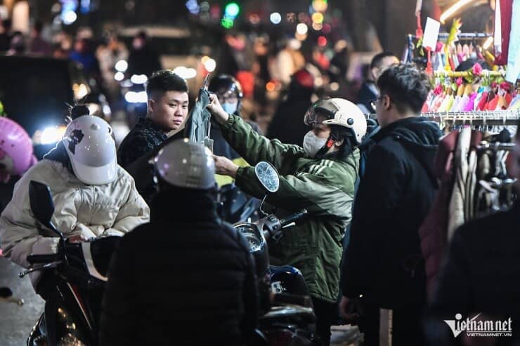 ''Đại hội săn sale'' Tết trên phố cổ đến nửa đêm vẫn tấp nập