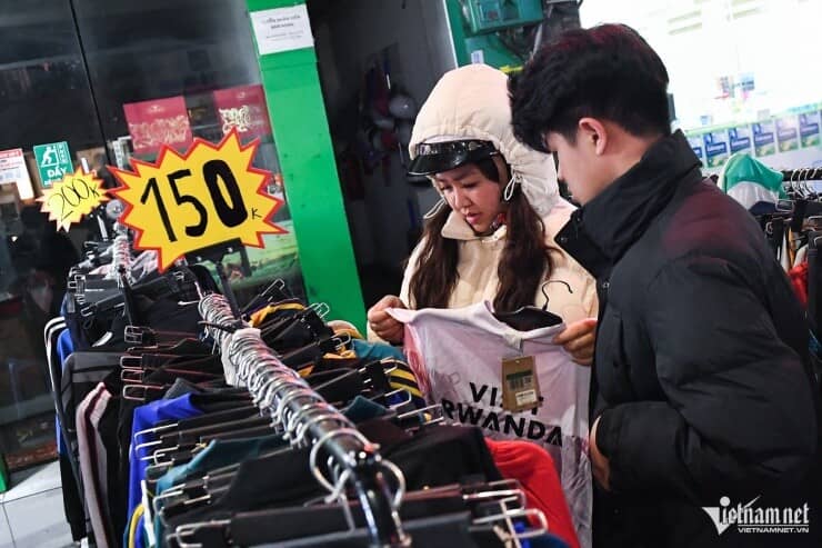 ''Đại hội săn sale'' Tết trên phố cổ đến nửa đêm vẫn tấp nập