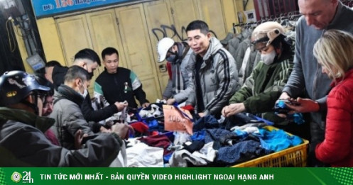 ''Đại hội săn sale'' Tết trên phố cổ đến nửa đêm vẫn tấp nập