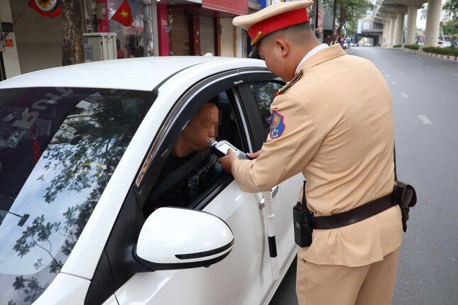 Hà Nội: Nhiều tài xế bị phạt vì 'cốc bia chúc Tết'