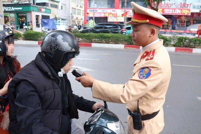 Hà Nội: Nhiều tài xế bị phạt vì 'cốc bia chúc Tết'