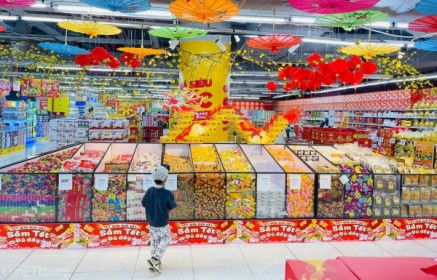 Thị trường ngày mùng 3 Tết Ất Tỵ: Nguồn hàng dồi dào