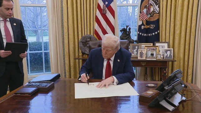 Hành động không thể cứu vãn của ông Trump