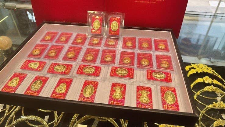 Giá vàng vía Thần Tài ép vỉ lên đến 99,5 triệu/lượng, đắt hơn cả vàng miếng