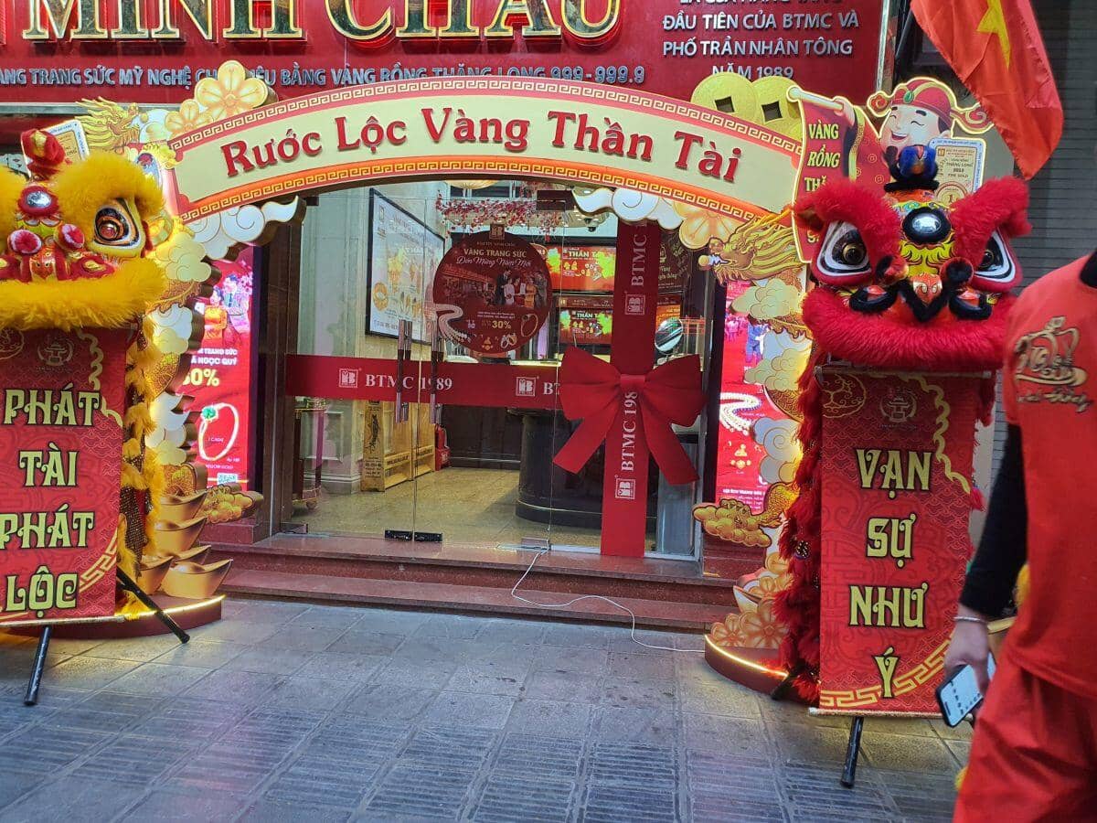 Giá vàng nhẫn tăng vọt, lập kỷ lục mới ngày khai xuân, động thái của cửa hàng khiến người mua "méo mặt"